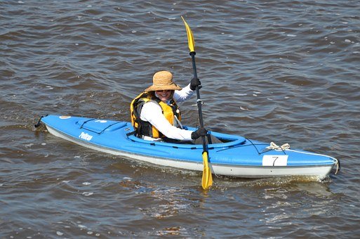 femme au chapeau en canoe-kayak